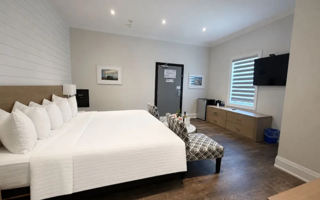 Colonial Hotel & Suites