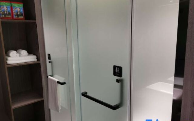 Yihai Hotel (Zhengzhou South China City Longhu Jinyi City Shopping Center Branch)