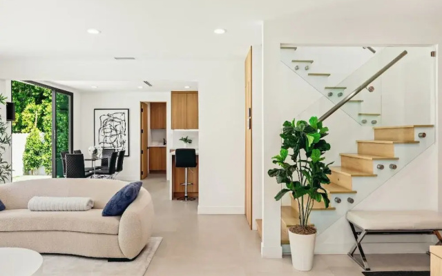 Casa Leona - Modern Masterpiece Behind Private Gates w/ Pool & Chef's Kitchen