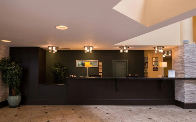Rochester Airport Plaza Hotel