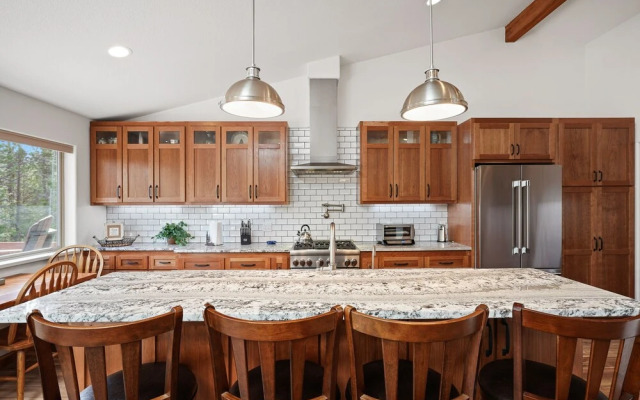 Super Coop 5 Bedroom Home by RedAwning, Bend