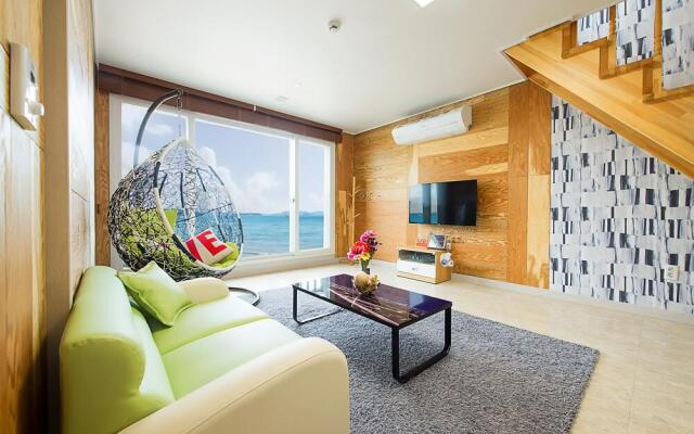 Geojae Beach White Pension