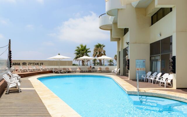 3BR Apt Steps from Sea W Parking