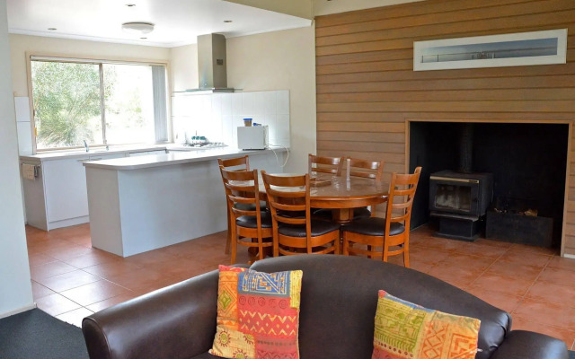 Waterfront Retreat At Wattle Point