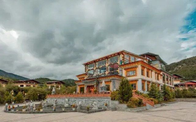 Villafound Shangri-La Womasto Resort