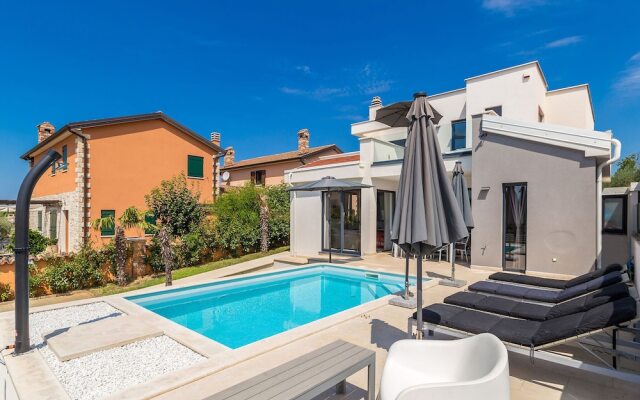 Wonderful Villa in Labinci - Kastelir With Swimming Pool