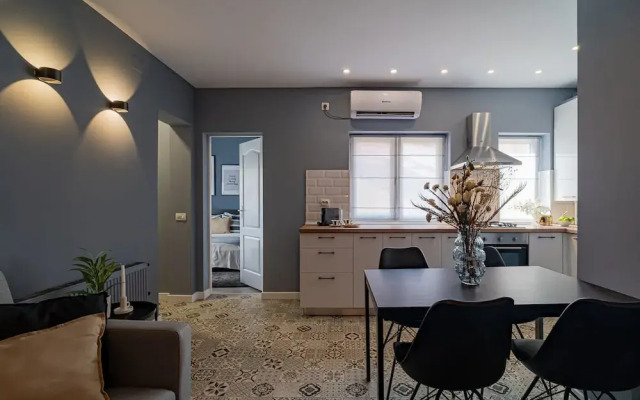 Chic Black White 2BR Retreat on Dambovitei