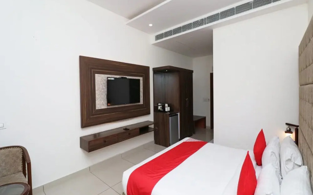 OYO 25076 Omang Hotel