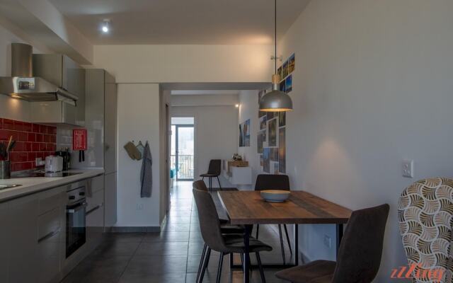 2 Bed Apartment w Distant Sea and Country Views
