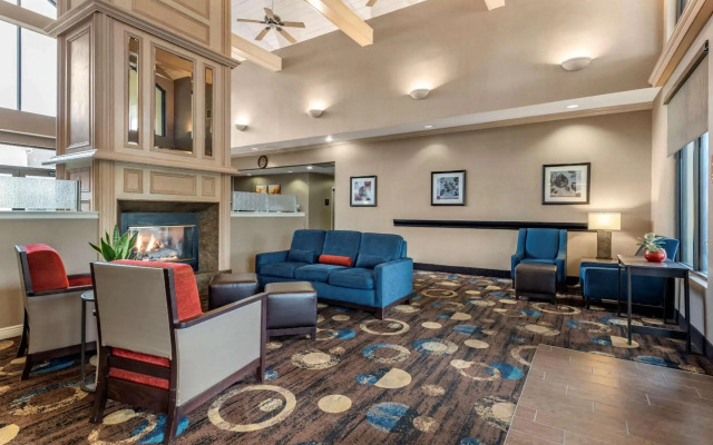 Comfort Inn & Suites Warsaw near US-30