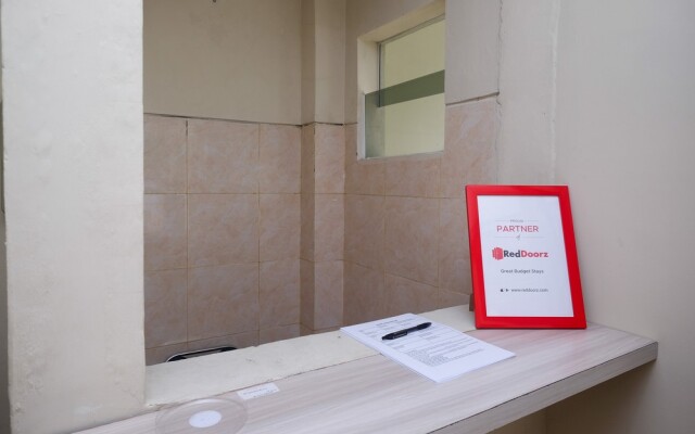 RedDoorz Plus near RS JIH Solo
