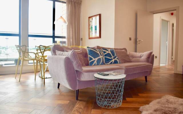 Contemporary 2 Bedroom Apartment Near Ifsc