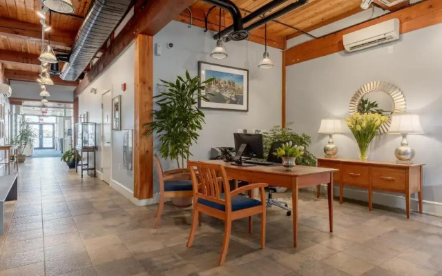 Boston Yacht Haven Inn & Marina