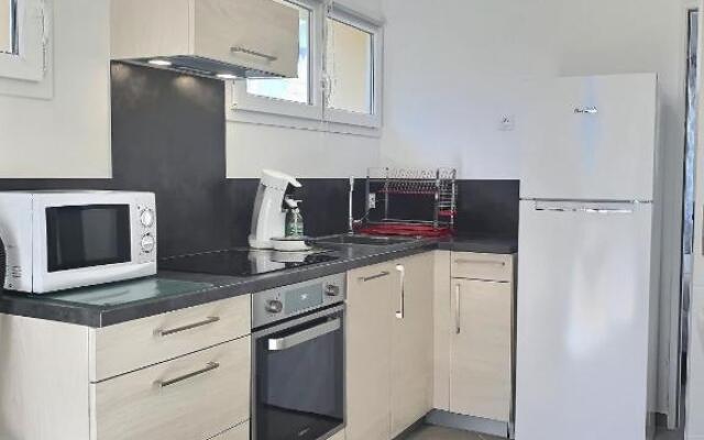 Agréable appartement climatisé à 25m de la plage