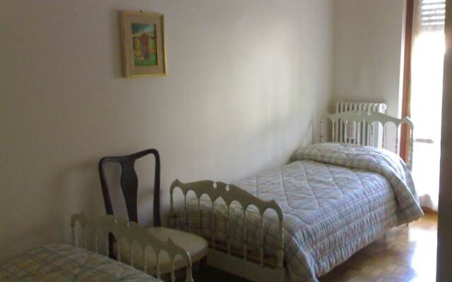 6guests-skiing-mountainviews-fireplace-freeparking