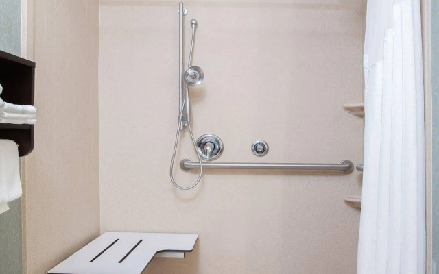 Holiday Inn Express & Suites Eureka by IHG