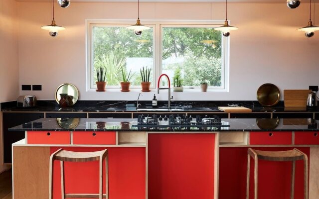 3-bed Flat w/ 2 Terraces in Hackney, East London!
