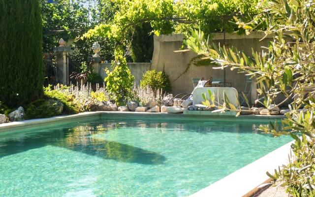 House With 2 Bedrooms in Oppède, With Wonderful Mountain View, Pool Ac