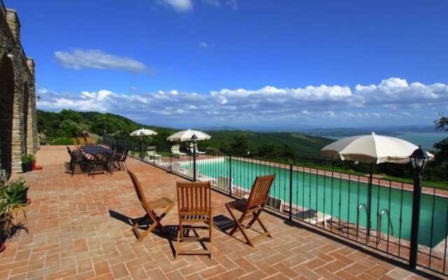Lovely Villa in Tuoro sul Trasimeno with Pool