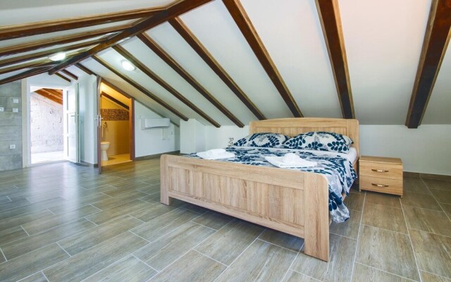 Beautiful Home in Pucisca With 3 Bedrooms, Wifi and Outdoor Swimming Pool