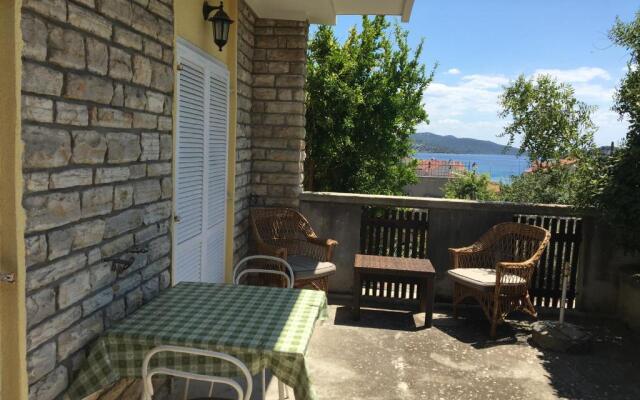 Private studio apartment with a garden and a terrace