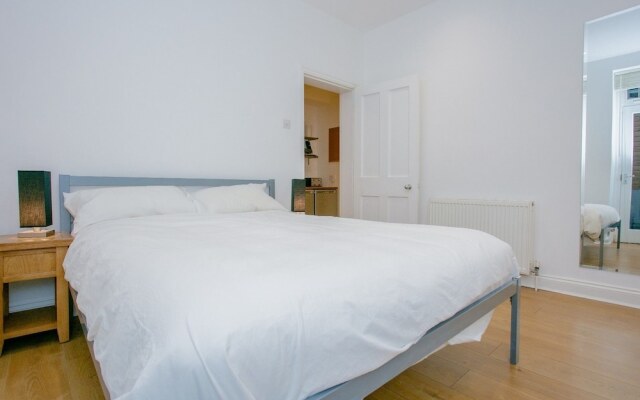 Modern Flat in West Kensington