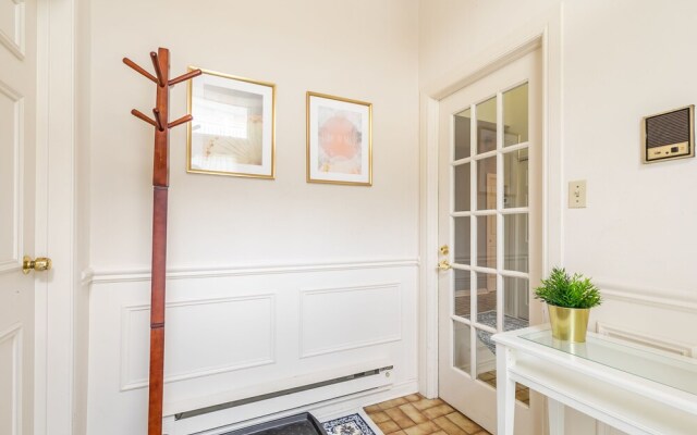 Beautiful Downtown House by Easyhosts
