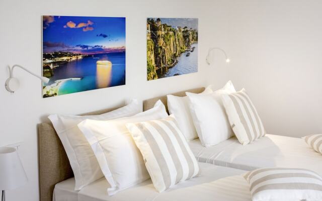 Deluxe Home in Sorrento Old Town with Balconies