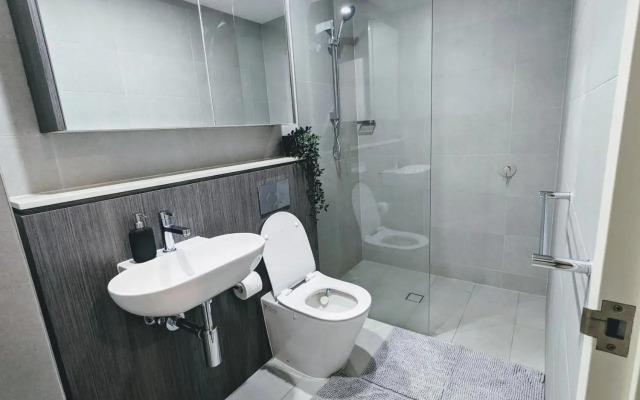 Elegant 3-bed 2-bath, balcony, with pool included, NO PARTIES!