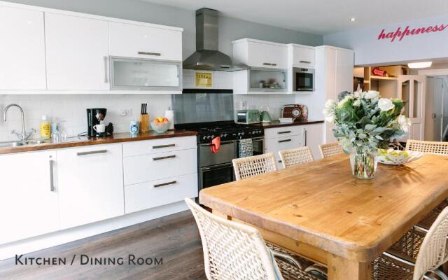 Cosy Home; Sleeps 10/11. City 15 minutes’ walk