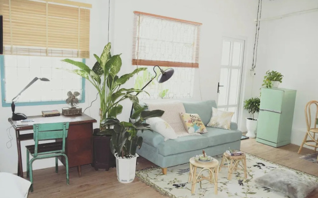 Sunny Greenery oasis in downtown