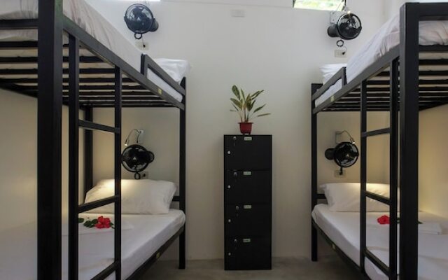 Sip Sunset Hostel and Lounge