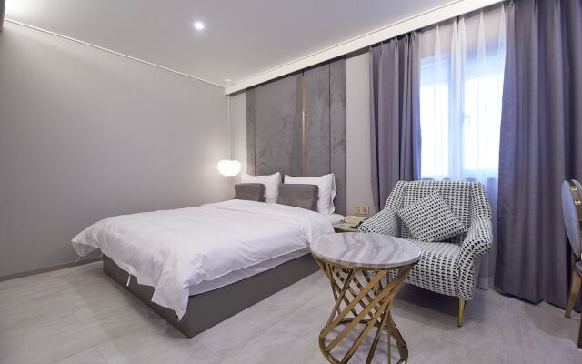 Den Basta Signature Hotel