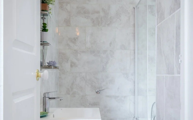 Designer 2-bed 2-bath Behind Selfridges