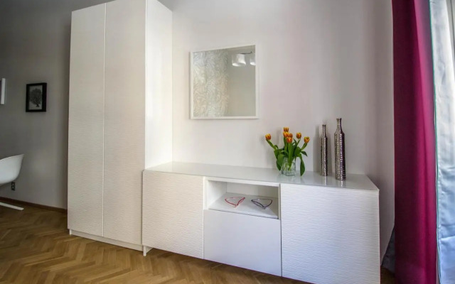 Bourgeois Apartment in Cultural Heritage Building by Ruterra