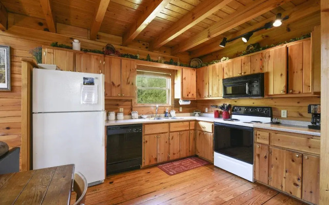 Mountain Serenity 2 Bedroom Cabin by RedAwning
