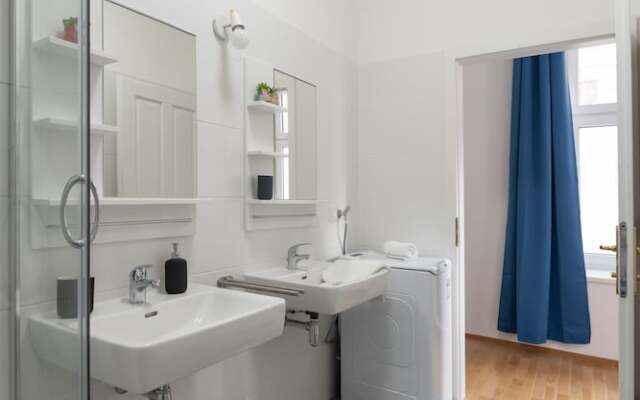 Cozy new stylish 15 min to the center