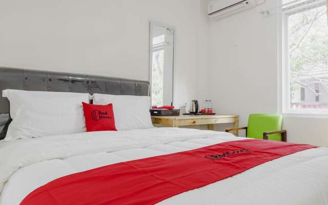 RedDoorz Plus near UPN Veteran Jakarta