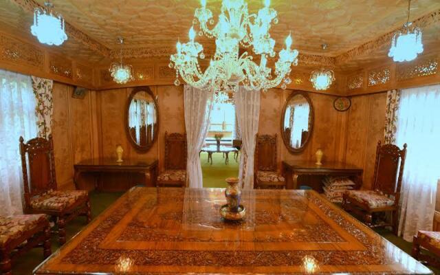 Royal Group of Houseboats
