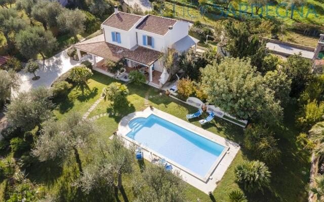 Alghero, Villa Josephine With Spectacular Swimming Pool, for 8 Guests