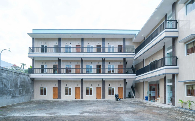 Sans Hotel Queen Batu