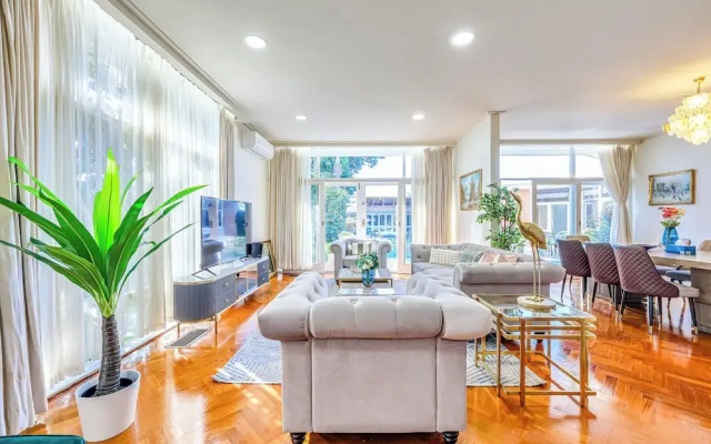 StayAU Spacious 6BR McKinnon Pool Home
