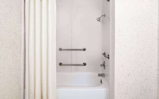 Days Inn & Suites by Wyndham Opelousas