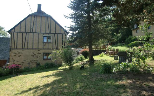 Spacious holiday apartment with its own garden