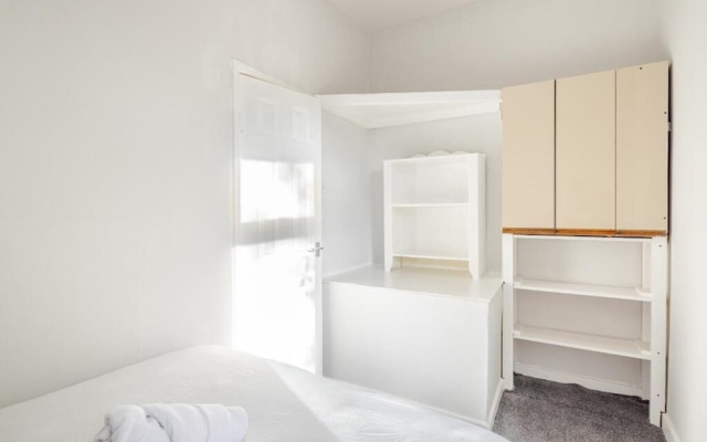 2 Bedroom House With Free Parking