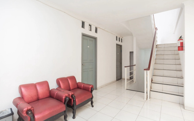 RedDoorz Syariah near Grand Galaxy Park