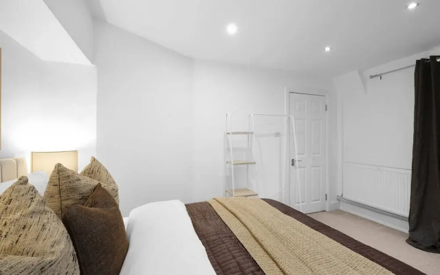 Luxury 3BR 2BA with Hot Tub and Garden