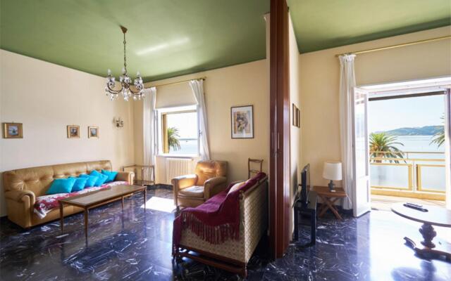 Bright apartment with a beautiful lagoon view.-Mura di Levante