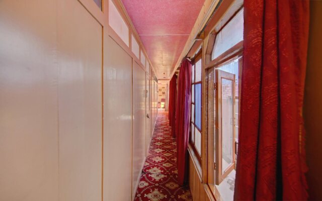 Oyo 6410 Amina Houseboat