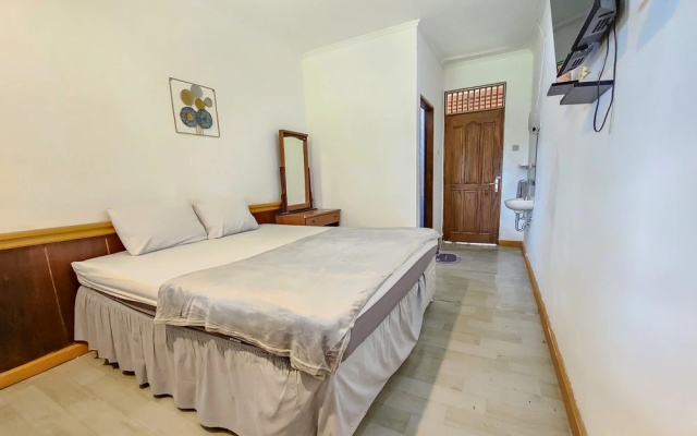 RedDoorz near Pasar Cipanas – Guest Rooms – Cipanas